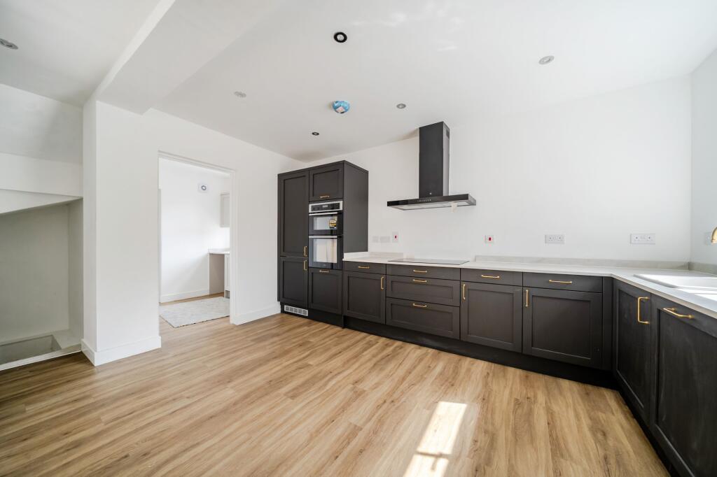 House in Chatham, Luton - View 4