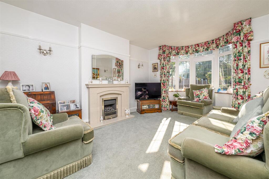 House in Wolverhampton, West Midlands - More