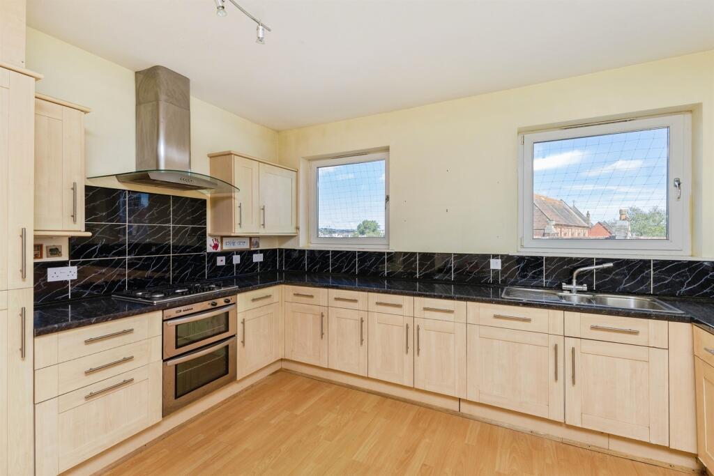 Apartment in Torquay, Torbay - View 4