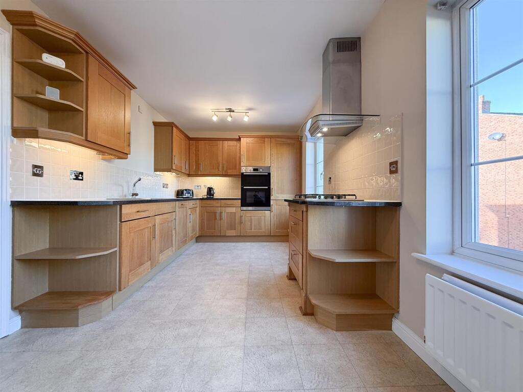 House in Gloucester - View 3