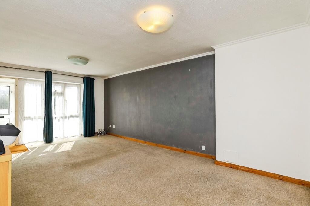 Apartment in Crawley, West Sussex - View 3