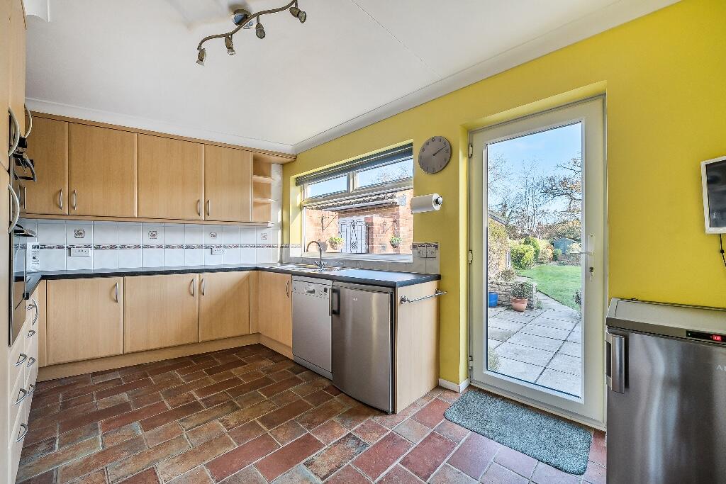 Criss Grove, Chalfont St Peter, Buckinghanmshire SL9 photo 3