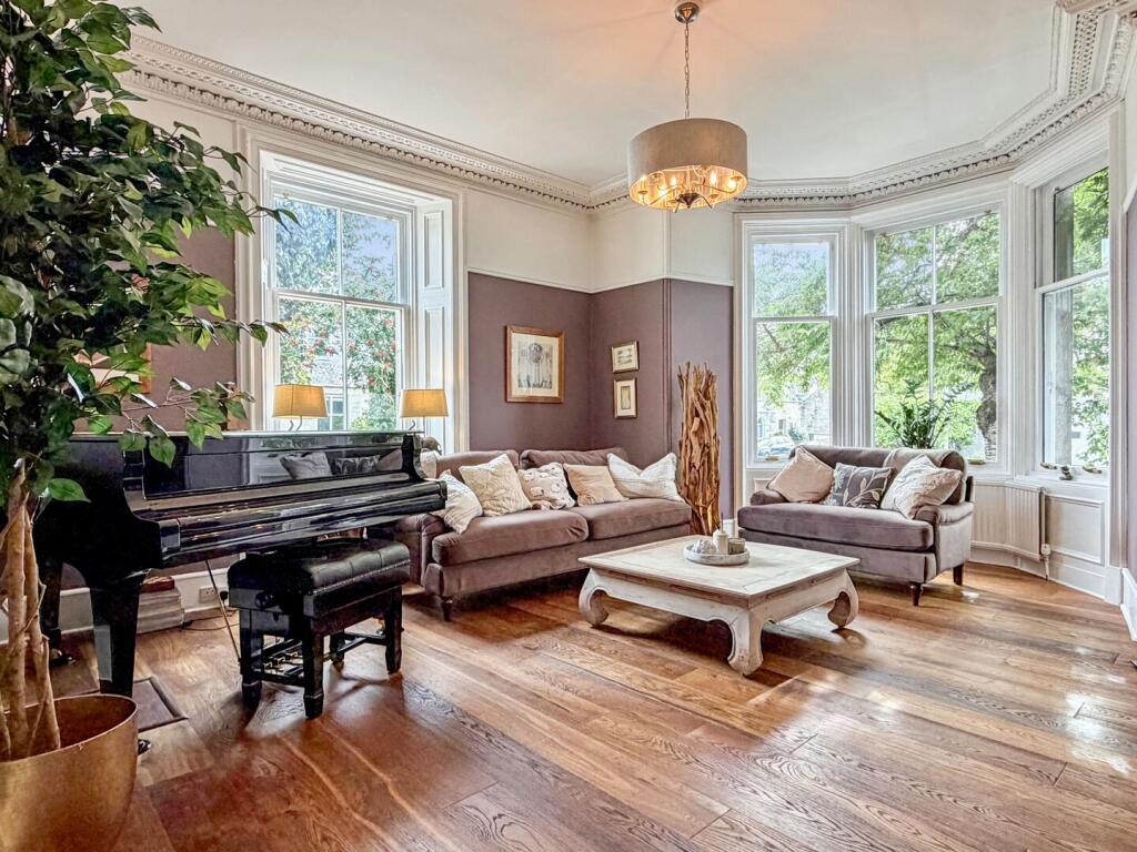 House in Elgin, New Elgin - More