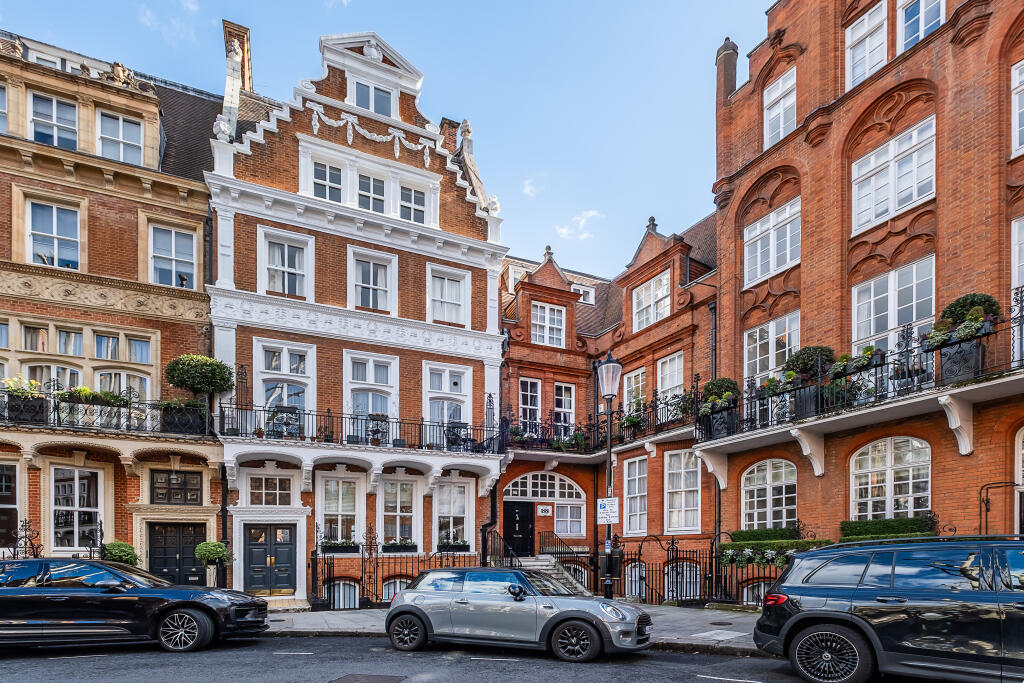 1-bed flat on Kensington Court, London, W8, £525,000