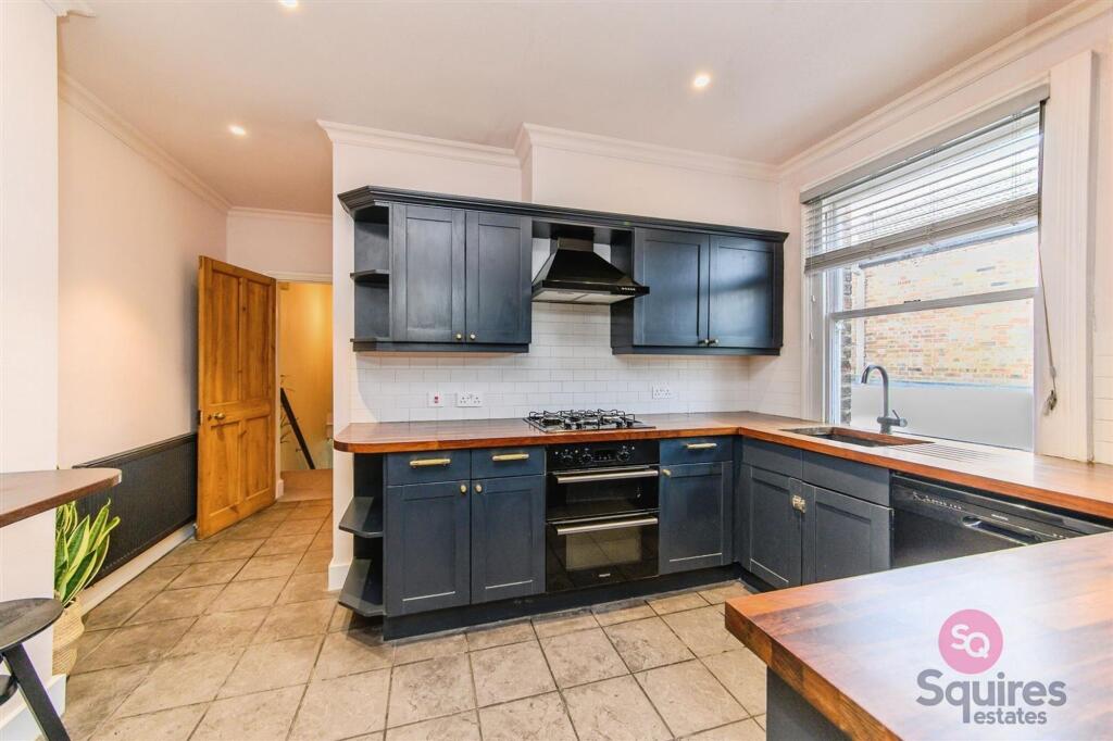 Main image of property: Long Lane, London, N3