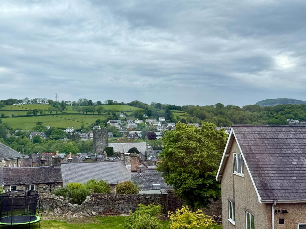 Dulyn, Mount Pleasant Road, Dolgellau, LL40 1RP photo 2