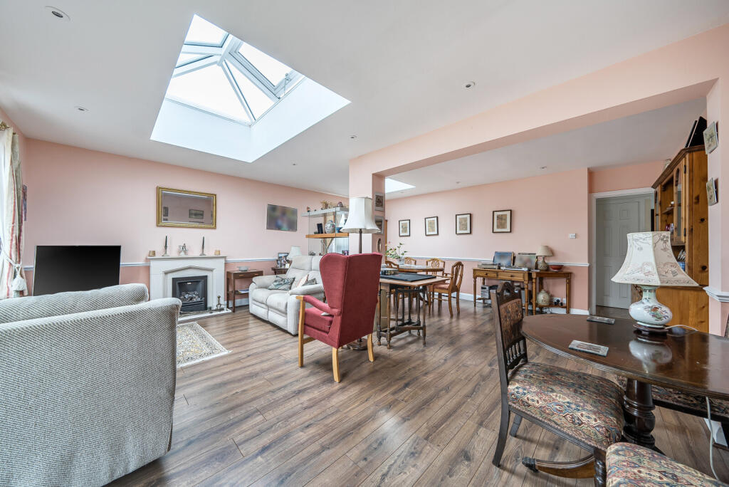 Lois Drive, Shepperton, TW17 photo 3