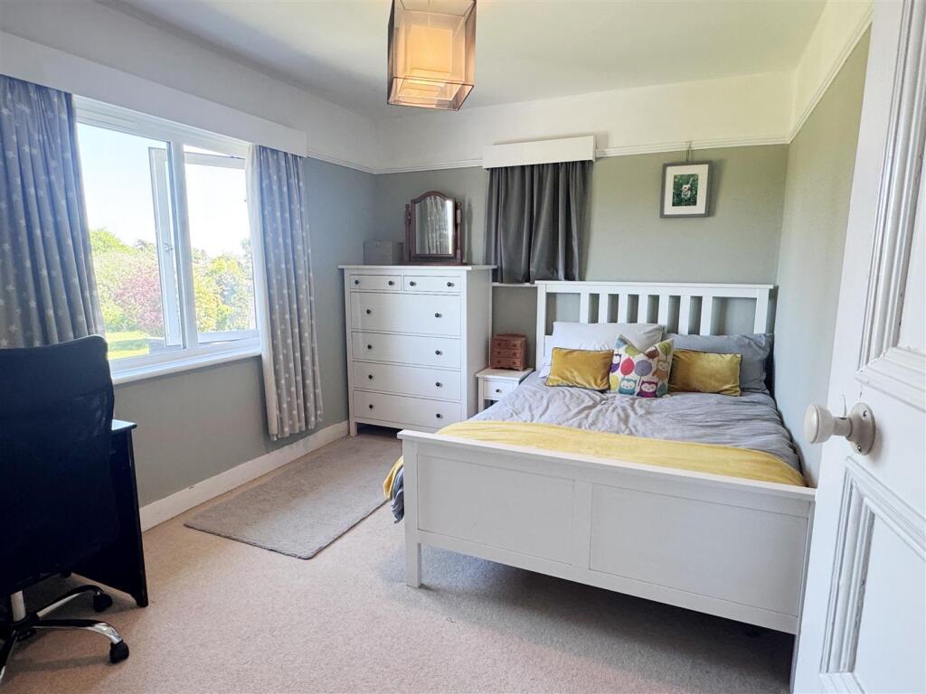 House in Newbury, West Berkshire - More