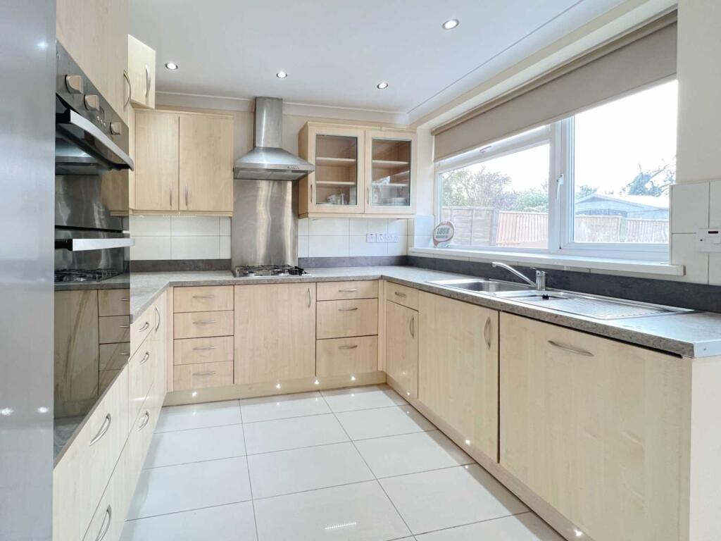 House in London, Royal Borough of Kingston upon Thames - View 2