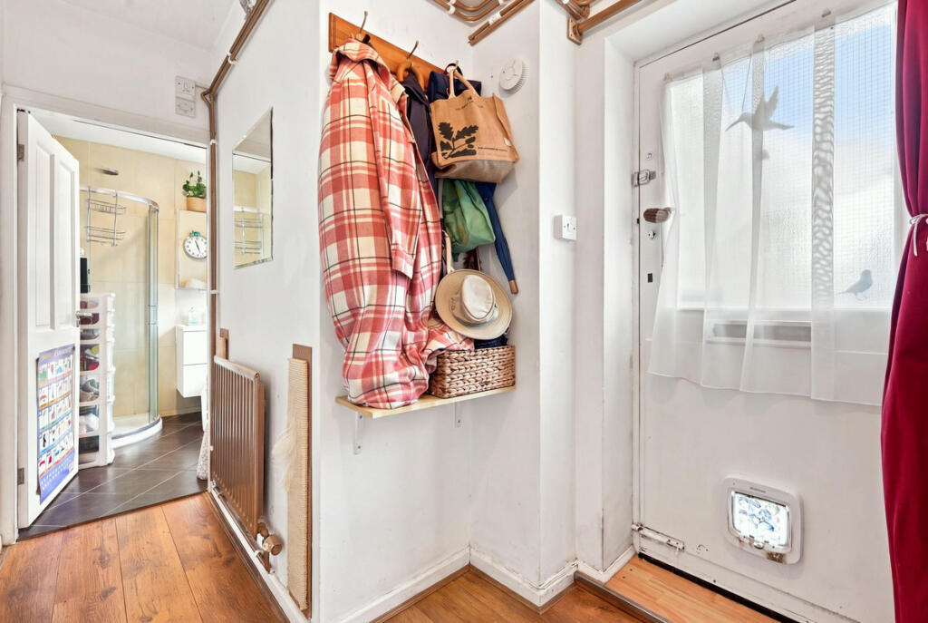 Apartment in Ilford - More