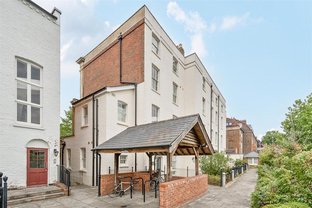 Main image of property: London Road, Reading, Berkshire