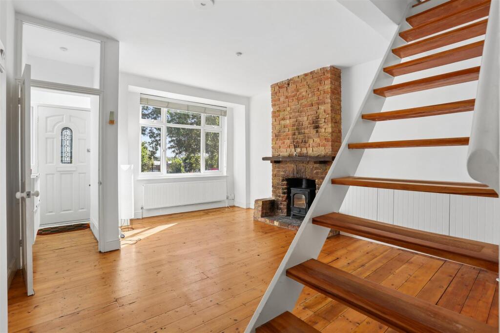 House in Sutton - View 5