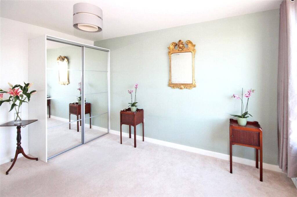 Apartment in Hatfield, Roe Green - View 4