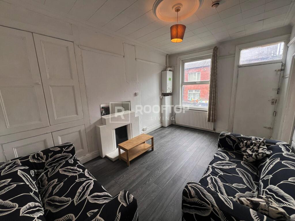 House in Leeds, Hyde Park - More