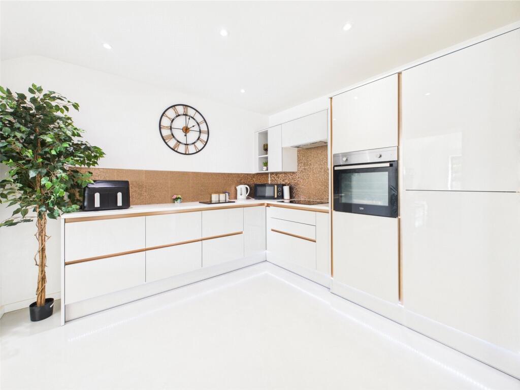 House in Gloucester - View 5