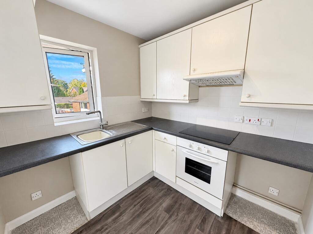 Apartment in Woking, Surrey - View 4