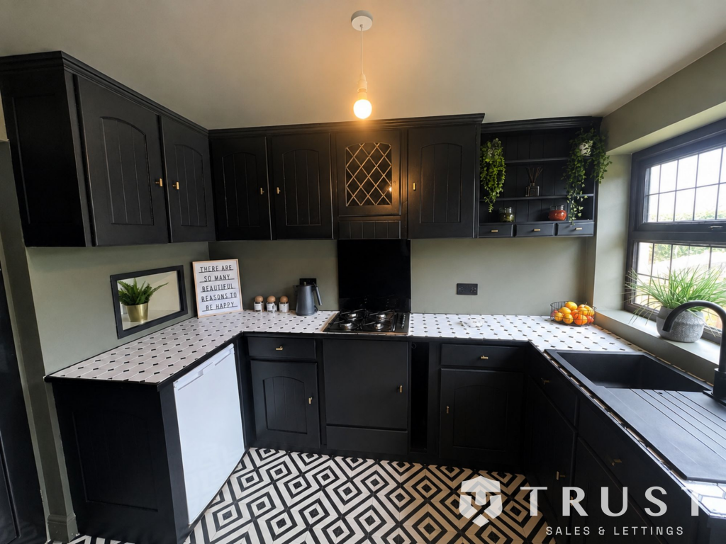 House in Kirklees, Mirfield - More