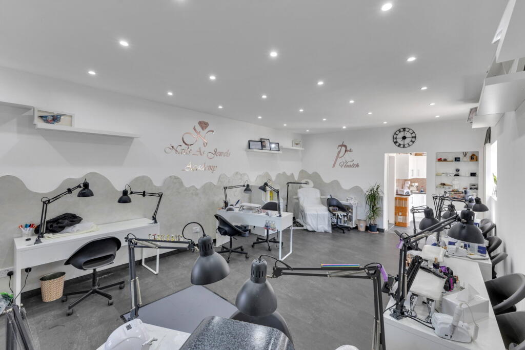 House in Houghton Regis, Central Bedfordshire - View 4