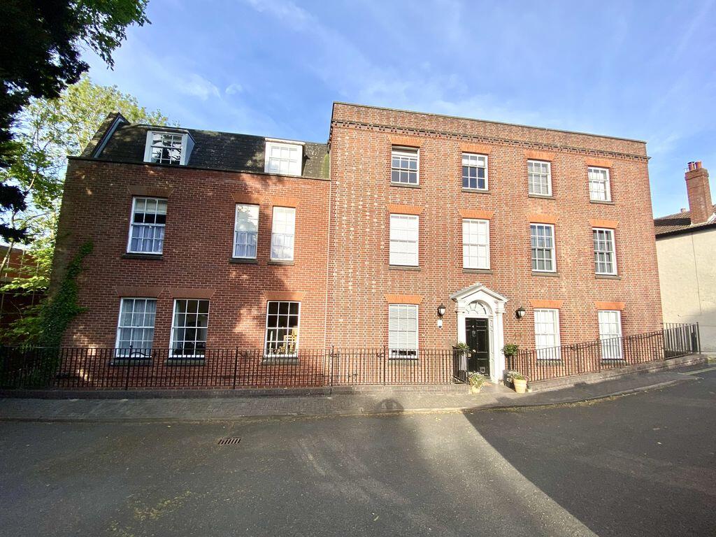 Main image of property: 44 High Street, Fareham