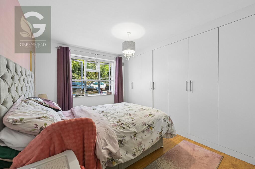 Apartment in Reigate and Banstead, Banstead - More