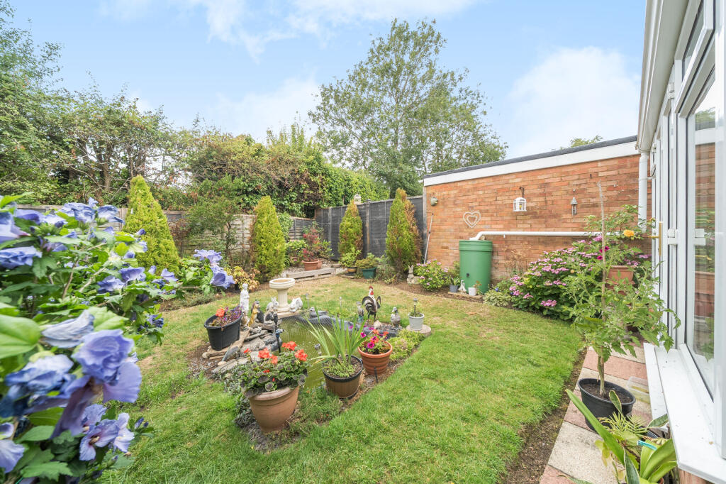 Crosslands, Caddington, LU1 photo 2