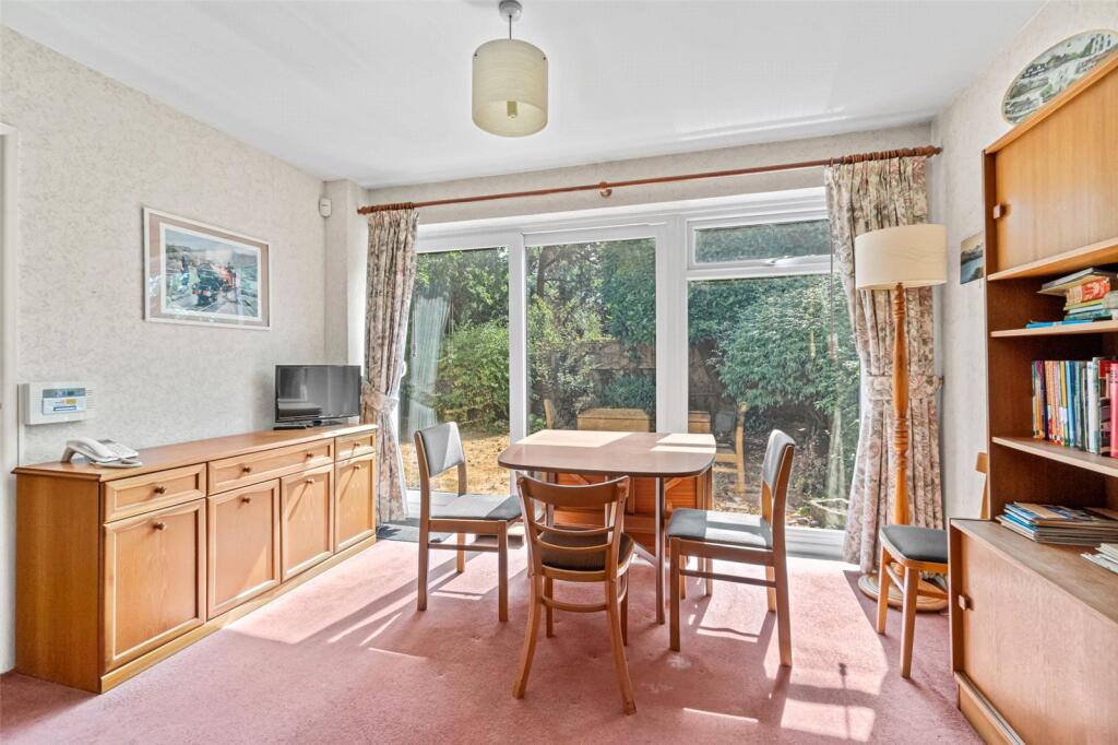 House in London, Hampton - More