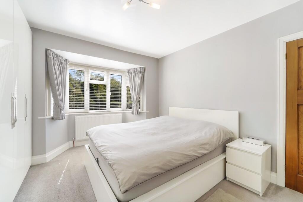 House in Kingston upon Thames - More