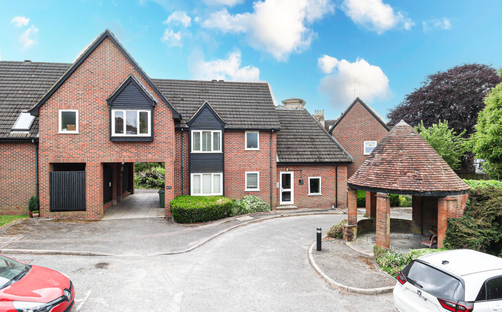 Main image of property: Christchurch Close, St Albans, AL3