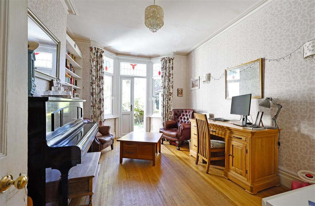 House in Croydon - View 4