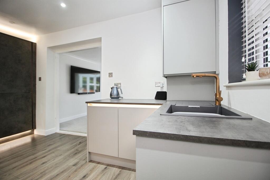 House in Leeds, Mill Shaw, Beeston - More