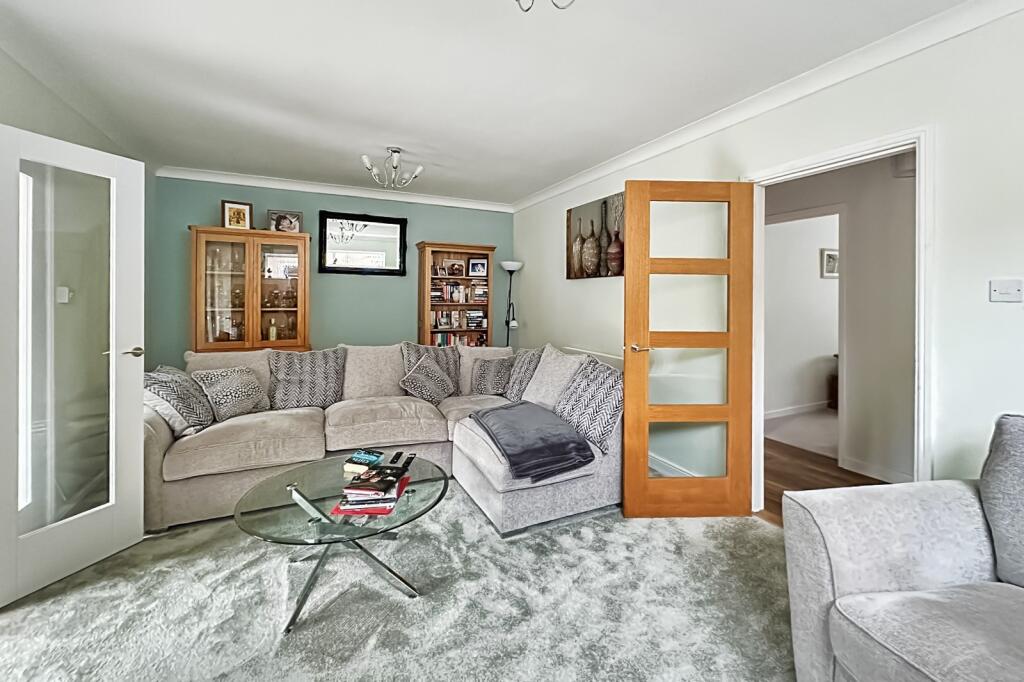 Westbury Close, Highcliffe, Dorset. BH23 4PE photo 4