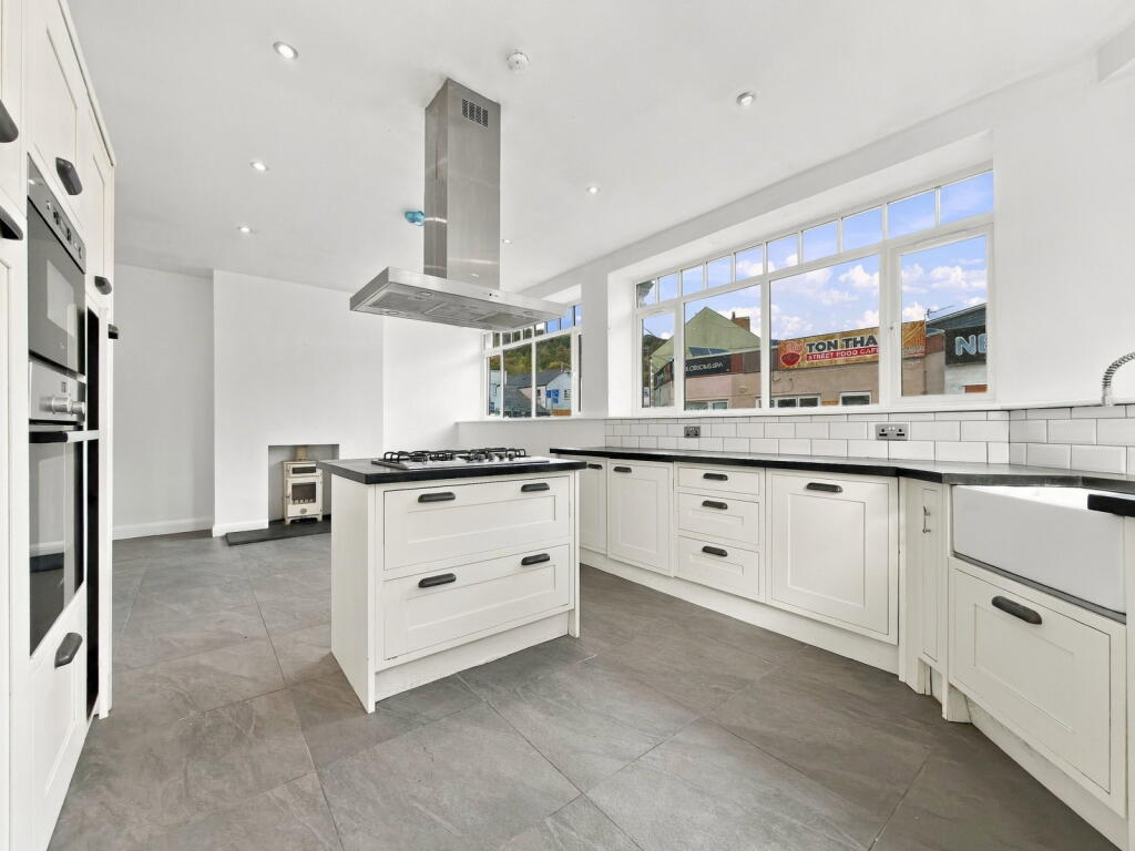 House in Cardiff, Tongwynlais - More