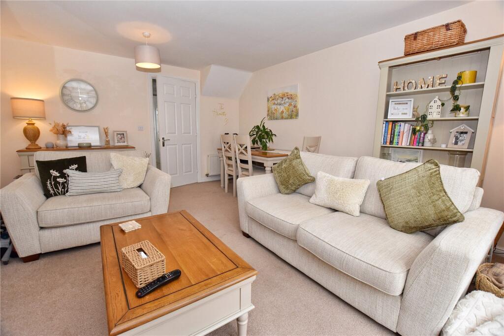 Hurst Close, Glossop, Derbyshire, SK13 photo 4