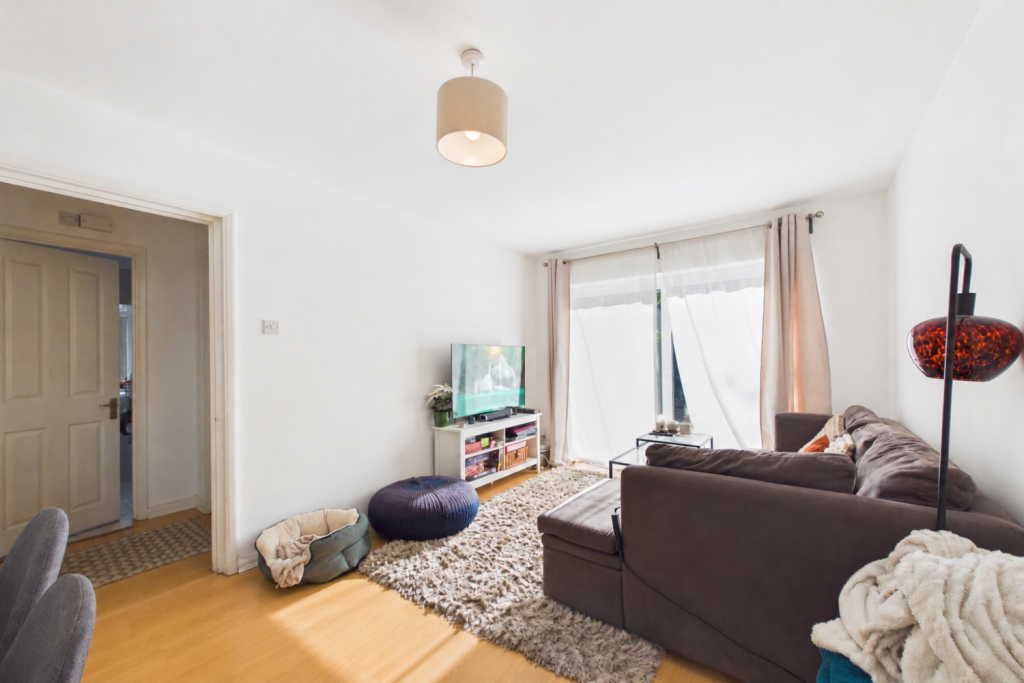 Apartment in Reigate, South Park - View 4