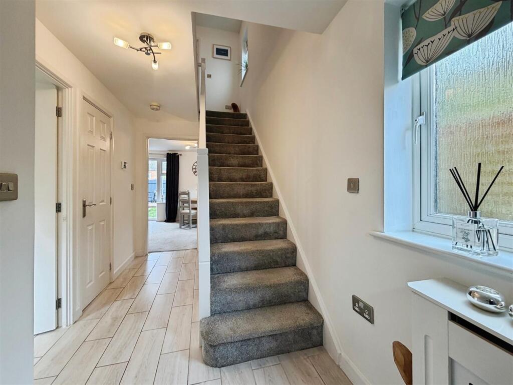 House in Warwick - More