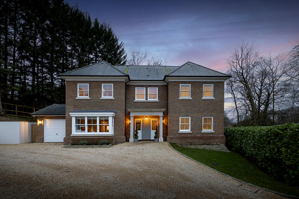 Main image of property: The Woodlands, Penn, HP10