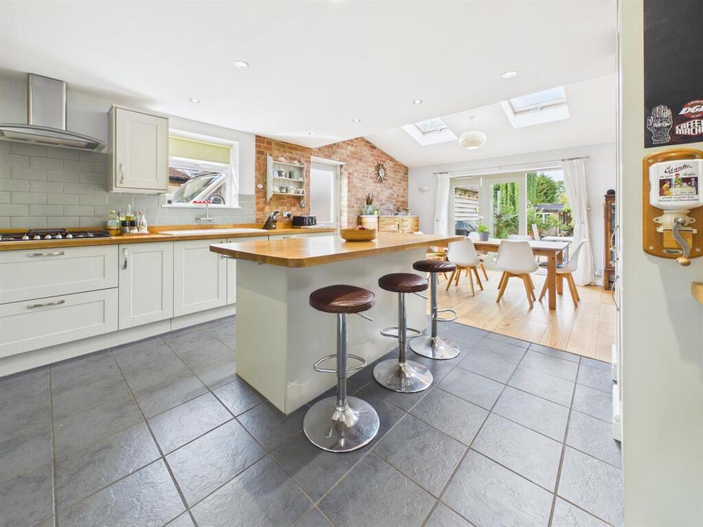 House in Reading, The Triangle, Tilehurst - View 4
