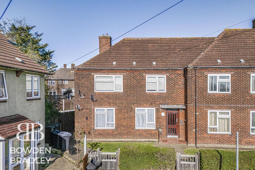 1-bed flat on Manford Cross, Chigwell, IG7, £250,000