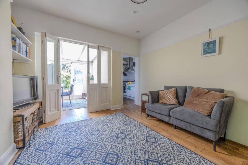 Apartment in Southend-on-Sea - View 4