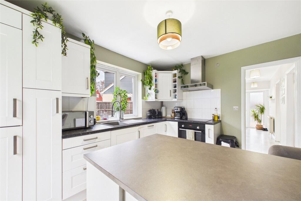 Lodge Grove, Yateley, Hampshire, GU46 photo 4