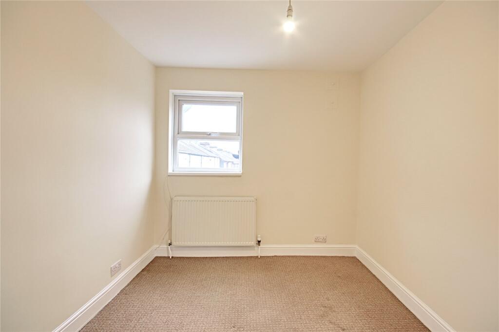 Apartment in Broxbourne, Waltham Cross - View 4