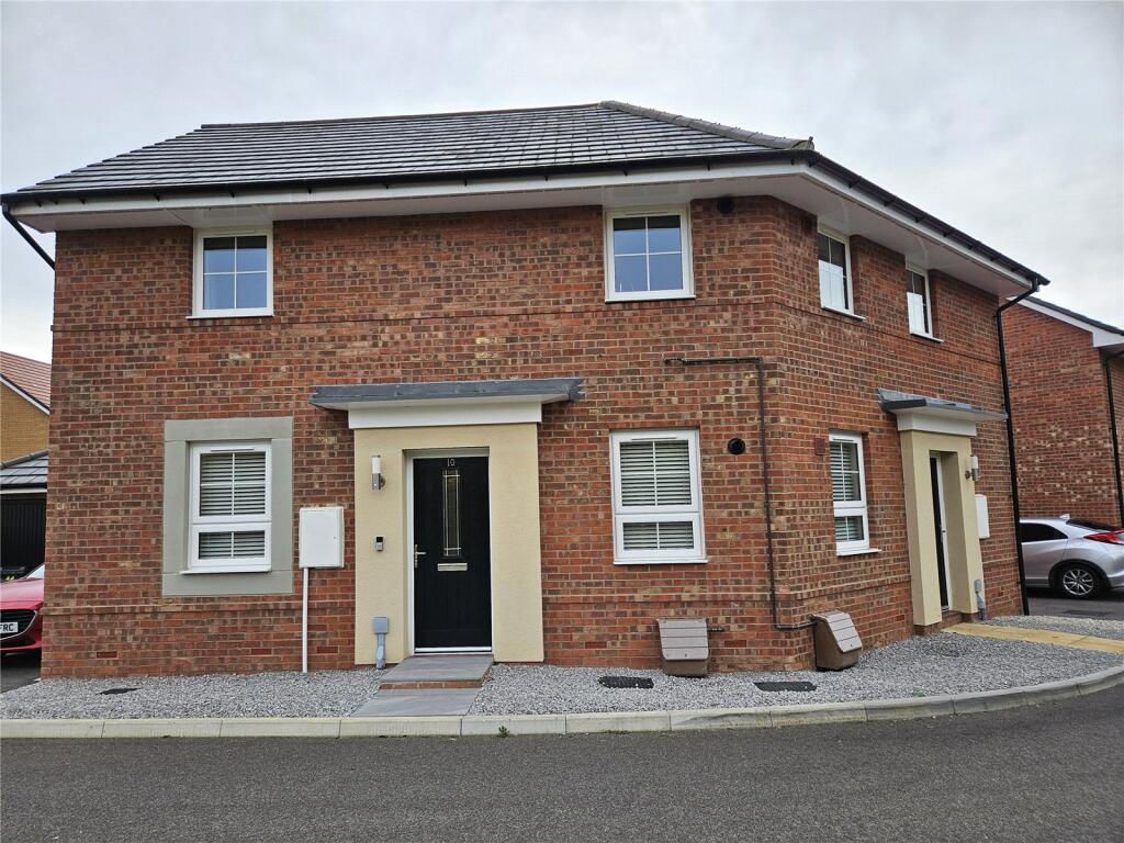 2-bed flat on Greenbanks, Lower Stondon, Henlow, Hertfordshire, SG16, £310,000