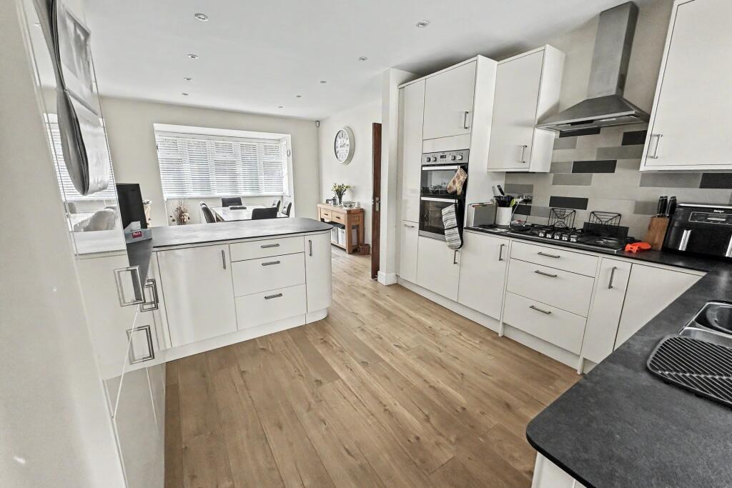 Queens Park Avenue photo 3