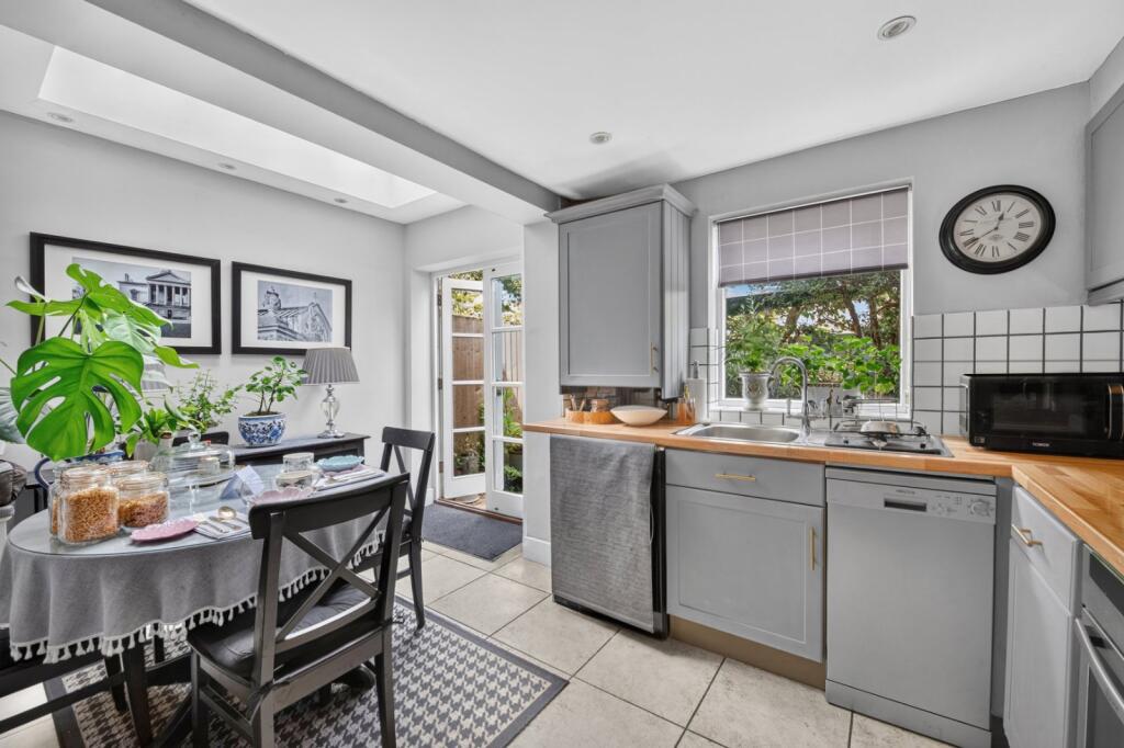 House in Richmond, Kew - More