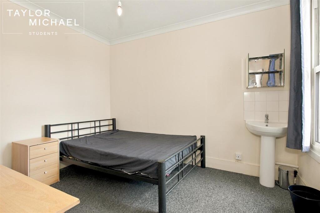 6 bedroom terraced house for rent