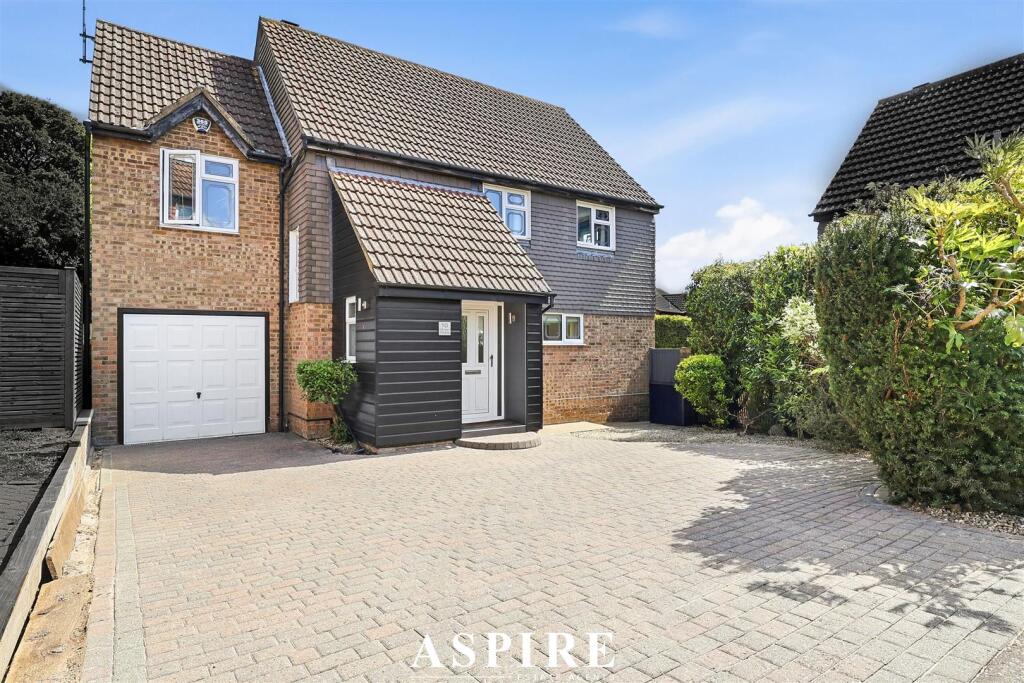4-bed detached on Minton Heights, Rochford, £575,000