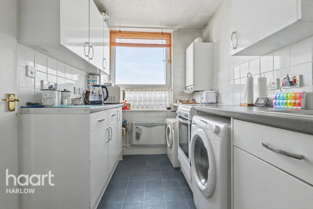 Apartment in Harlow, Passmores - View 3