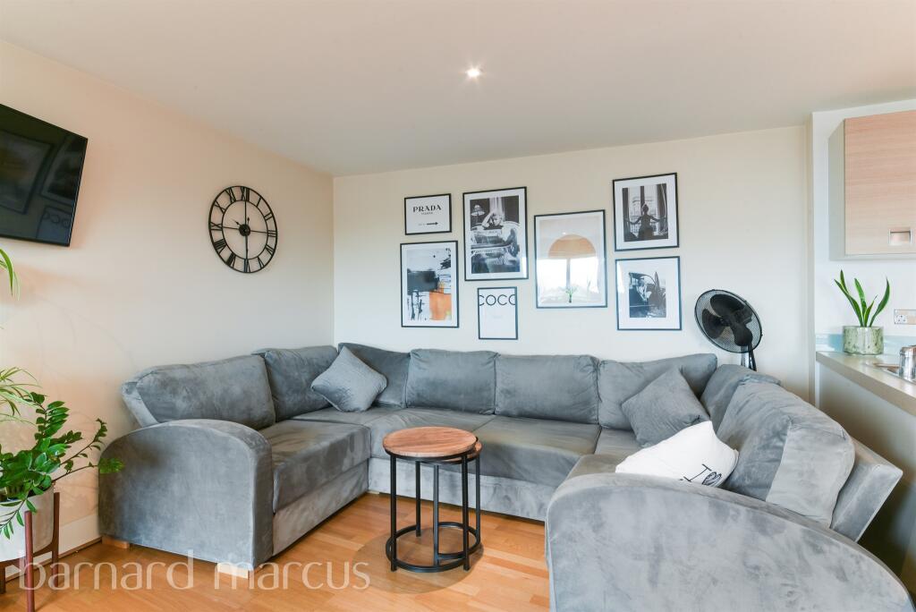 Apartment in Kingston upon Thames - View 4