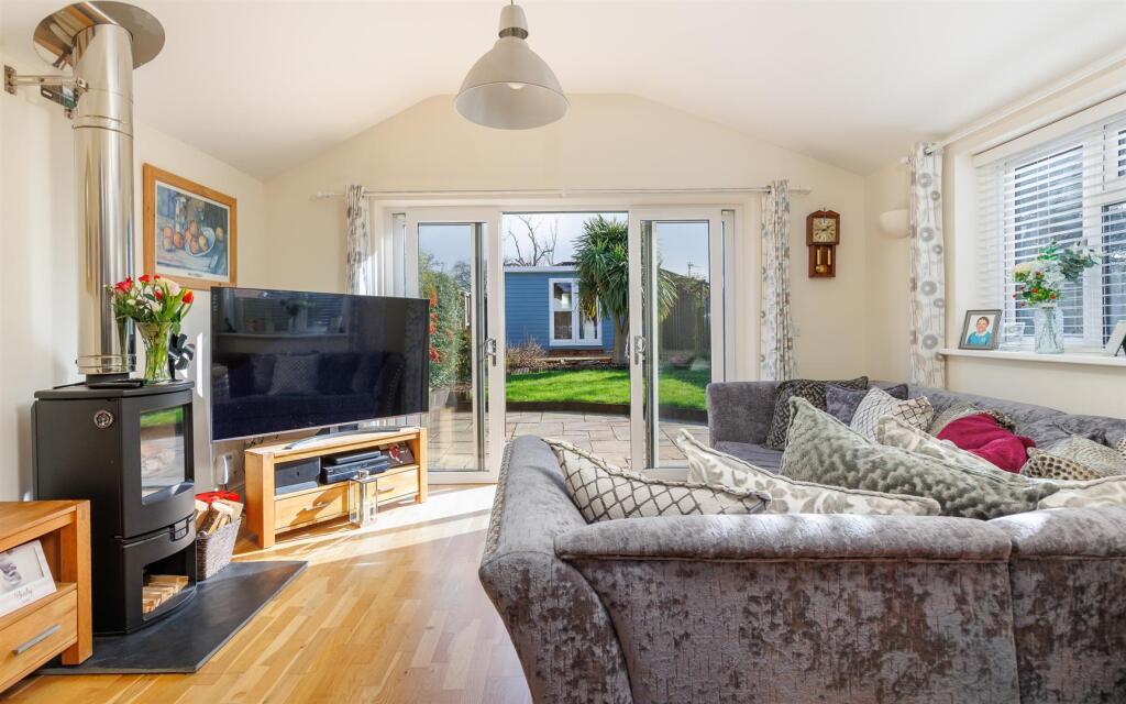 PRETTY DETACHED BUNGALOW - Hilton Road, Cowes photo 2