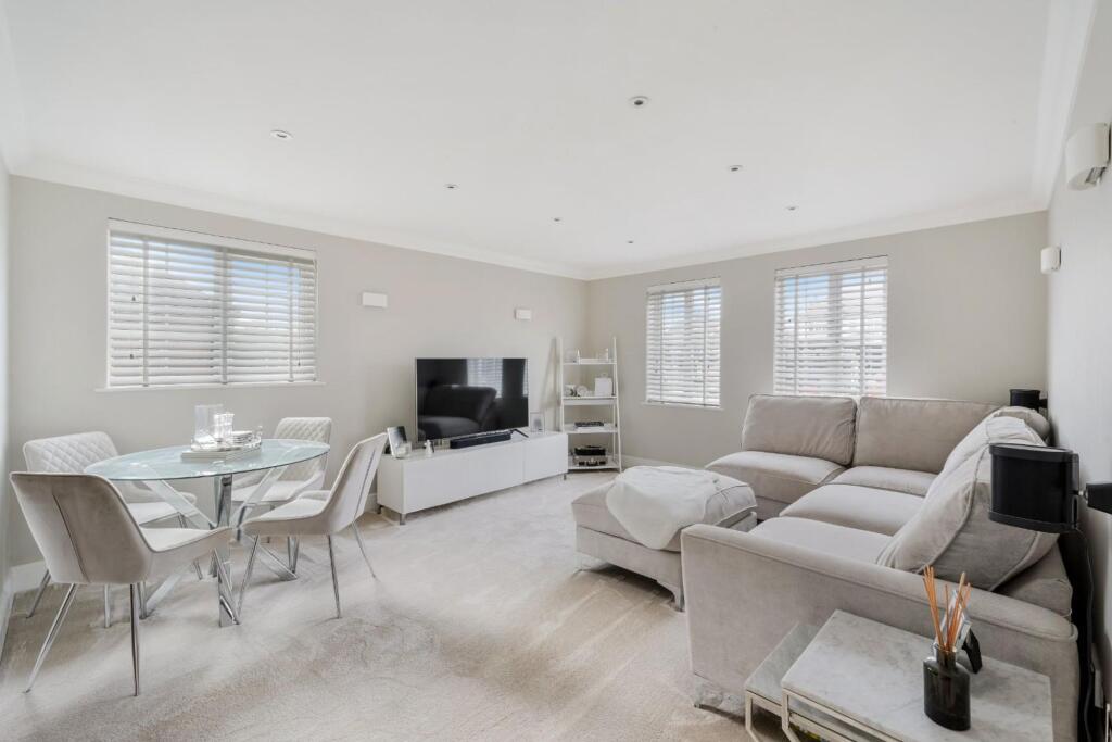 Apartment in Epsom and Ewell, Stoneleigh - View 2